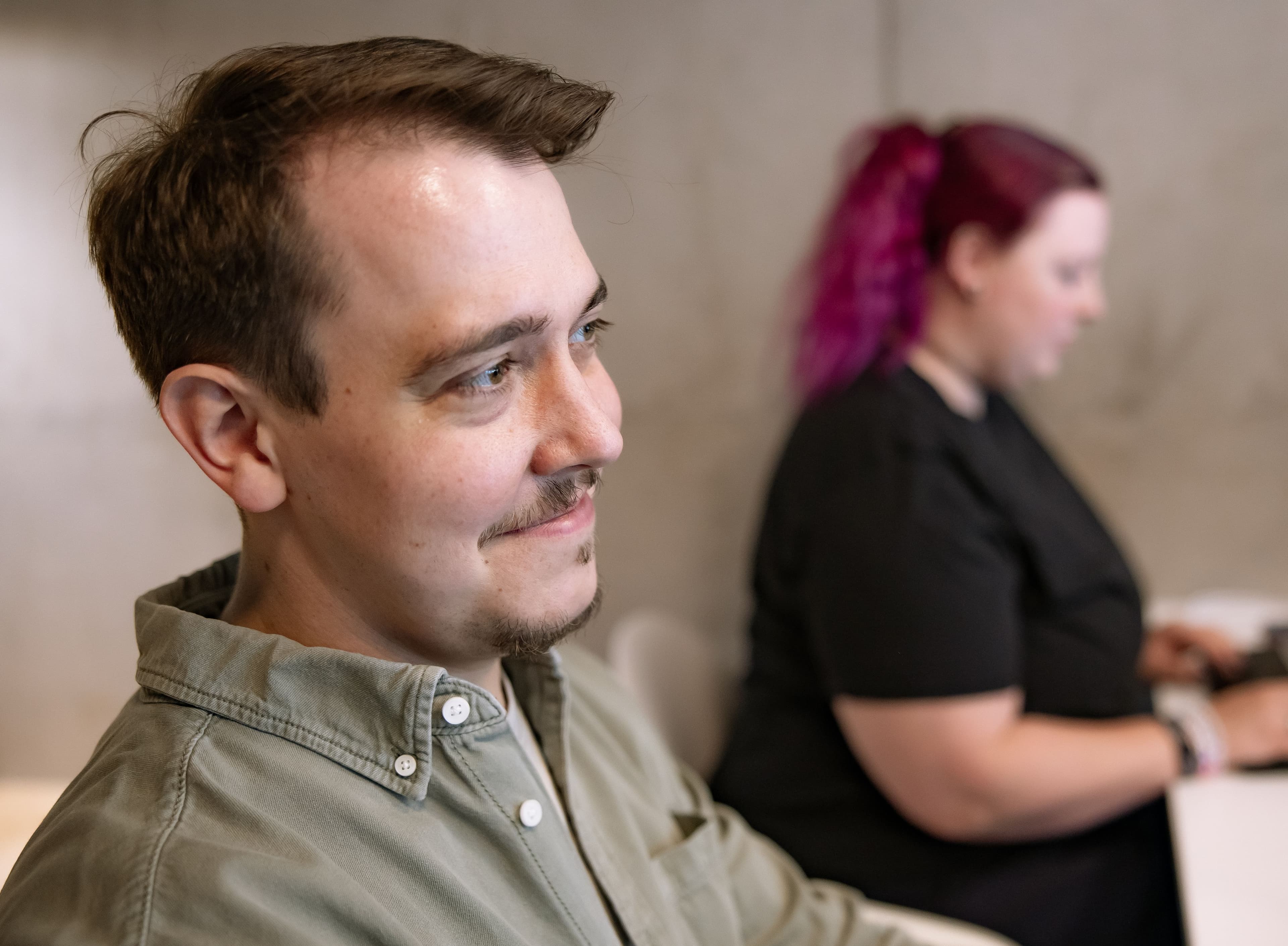 Christian guckt veständnisvoll in Richtung Kunde