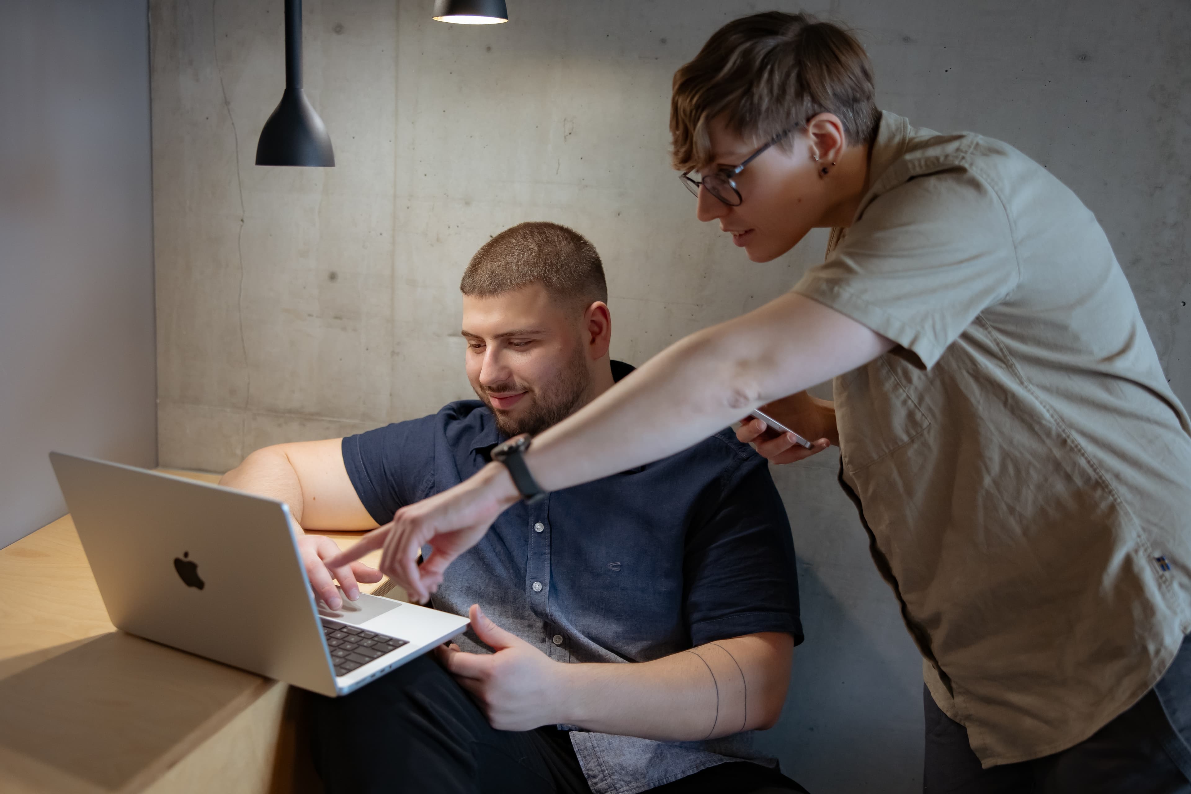 Eva zeigt auf Leons Laptop